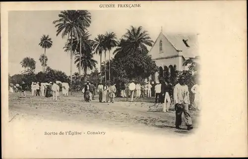 Ak Conakry Guinea, Sortie de l'Eglise, Kirche