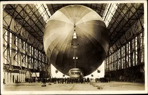 Ak Luftschiff LZ 127 Graf Zeppelin, Einbringen in die Halle