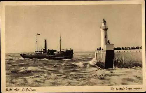 Ak Le Tréport Seine Maritime, La rentrée d'un vapeur, Leuchtturm, Dampfer