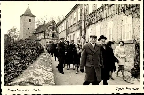 Ak Rothenburg ob der Tauber Mittelfranken, Spaziergänger, Burgturm