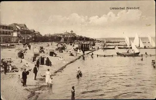 Ak Groß Niendorf in Schleswig Holstein, Strand mit Segelbooten und Badegästen