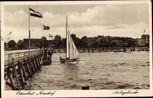 Ak Groß Niendorf in Schleswig Holstein, Anlegebrücke, Segelboot