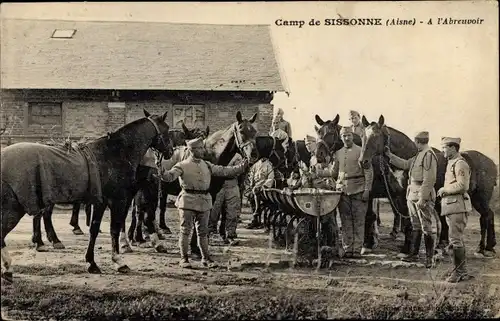 Ak Sissonne Aisne, Camp, à l'abreuvoir, Soldaten mit ihren Pferden an der Tränke