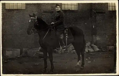 Foto Ak Belgischer Soldat in Uniform auf seinem Pferd
