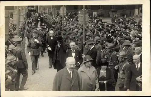 Foto Ak Belgische Soldaten in Uniformen, Offiziere, Politiker, Kriegerdenkmal, Enthüllung, I. WK