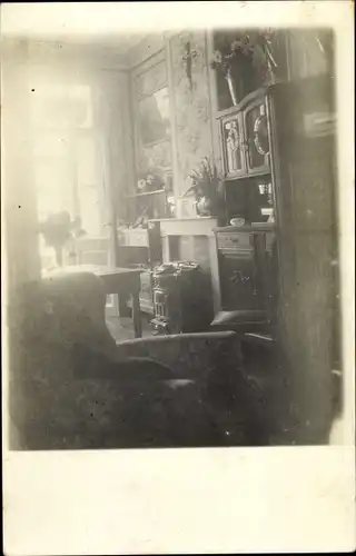 Foto Ak Wohnzimmer aus der Biedermeier Zeit, Möbel, Sessel, Kohleofen