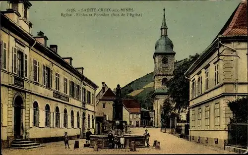 Ak Sainte Croix aux Mines Elsaß Bas Rhin, Église, Écoles et Fontaine, Rue de l'Église