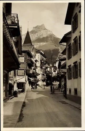 Ak Engelberg Kt. Obwalden Schweiz, Dorfstraße mit Hahnen