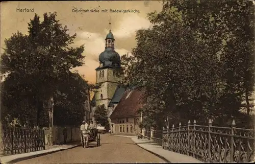 Ak Herford in Nordrhein Westfalen, Deichtorbrücke mit Radewigerkirche