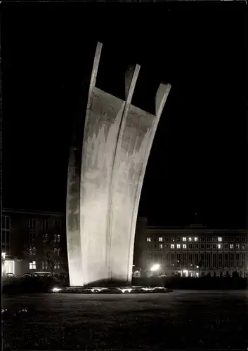 Ak Berlin Tempelhof, Luftbrückendenkmal am Flughafen