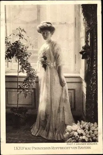 Ak Prinzessin Marie Gabriele von Bayern, Standportrait