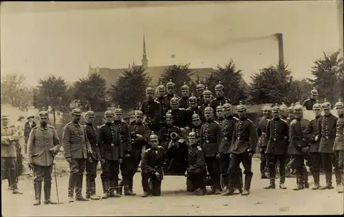 Foto Ak Deutsche Soldaten in Uniformen, Pickelhauben, Geschütz, Artillerie