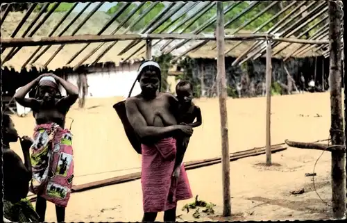 Ak Africolor, Au village, Afrikanisches Dorf, Mutter mit Säugling