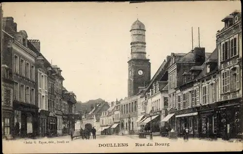 Ak Doullens Somme, Rue du Bourg, Kirchturm, Geschäfte