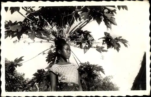 Ak Yoko Kamerun, Les grands fleurs du papayer male, indigene, portrait, Mission Catholique