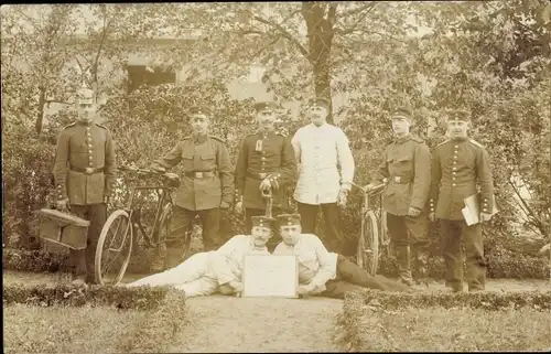 Foto Ak Deutsche Soldaten, Gruppenportrait, Fahrräder