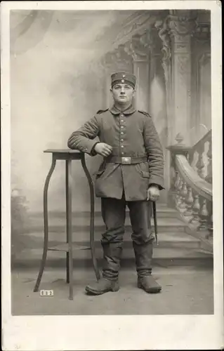 Foto Ak Deutscher Soldat in Uniform posiert