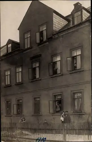 Foto Ak Mittweida in Sachsen, Wohnhaus mit Bewohnern, Winter