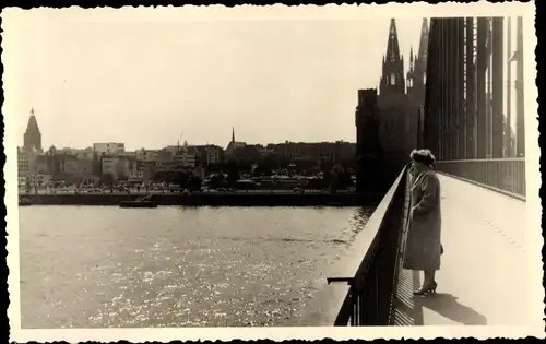 Foto Ak Köln am Rhein,  Auf der Brücke über den Rhein