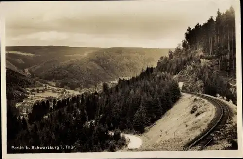 Ak Schwarzburg im Schwarzatal Thüringen, Bahnschienen, Wald, Talblick