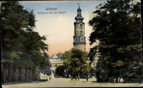 Ak Weimar in Thüringen, Straßenpartie, Schlossturm, Bastille, Fußgänger
