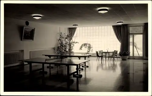 Foto Ak Tischtennisplatten in einem Aufenthaltsraum