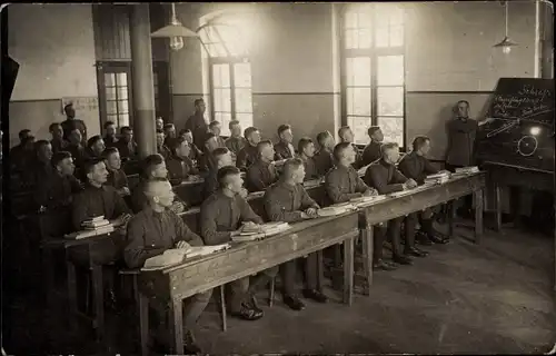 Foto Ak Polizisten bei Unterrichtsstunden, Klassenzimmer, Tafel