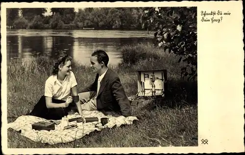 Ak Schenkst du mir dein Herz, Liebespaar bei einem Picknick