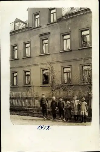 Foto Ak Neudörfchen in Sachsen,  Kinder vor einem Wohnhaus