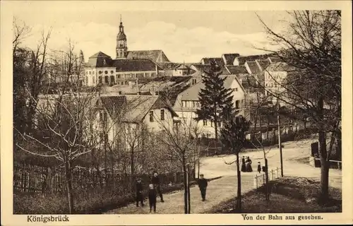 Ak Königsbrück in der Oberlausitz, Blick von der Bahnüber die Dächer der Stadt, Kirche
