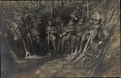 Foto Ak Dt. Soldaten, Unterstand, Gruppenbild