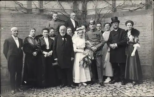 Foto Ak Hochzeit, Dt. Soldat in Uniform, Brautkleid, Gruppenbild