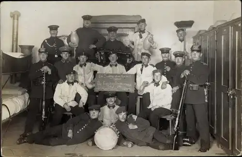 Foto Ak Offenburg am Schwarzwald, Dt. Soldaten, Stube, Gruppenbild, Trommel, Akkordeon