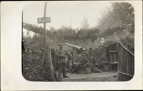 Foto Ak Dt. Soldaten d. Batt. 18, Geschütz