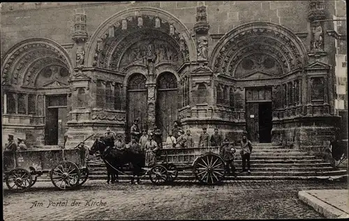 Ak Dt. Soldaten, Gruppenbild am Portal einer Kirche, Pferdefuhre