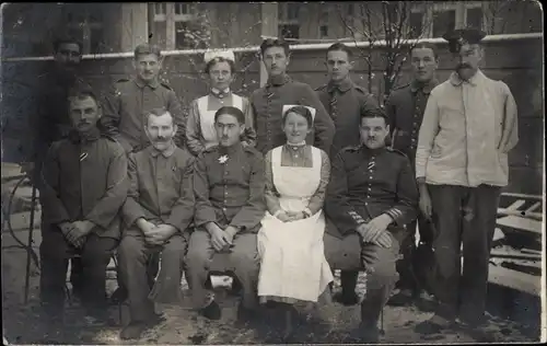 Foto Ak Dt. Soldaten, Kriegsinvaliden, Krankenschwestern, Gruppenbild