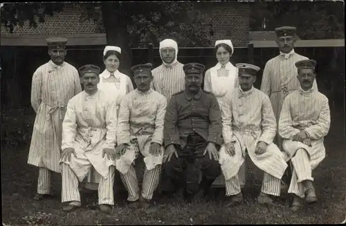 Foto Ak Dt. Soldaten, Kriegsversehrte, Gruppenbild, Lazarett