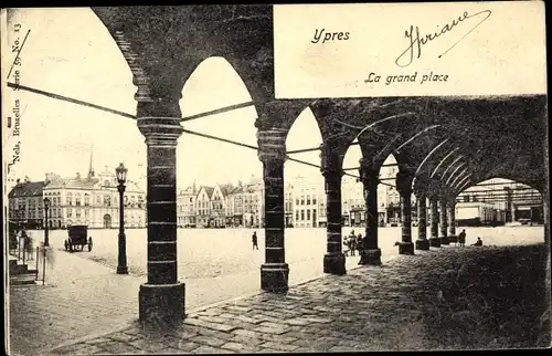 Ak Ypres Westflandern, La grand place, arcade, colonne