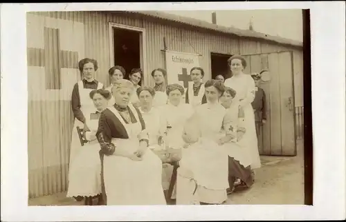 Foto Ak Krankenschwestern in Uniformen, Erfrischungen, Deutsches Rotes Kreuz