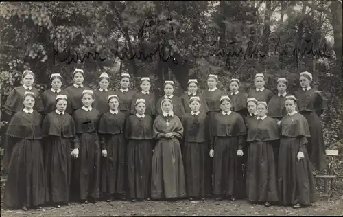 Foto Ak Berlin, Diakonissen in ihrer Tracht gemeinsam mit der Oberin, 1915