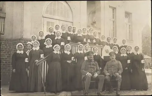 Foto Ak Krankenschwestern, Deutsche Soldaten in Uniformen, Deutsches Rotes Kreuz