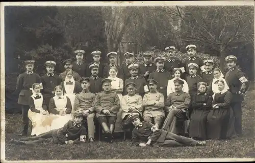 Foto Ak Krankenschwestern, Sanitäter in Uniform