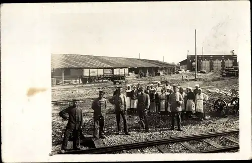 Foto Ak Deutsche Soldaten in Uniformen auf einem Bahnhof, Krankenschwestern, I. WK