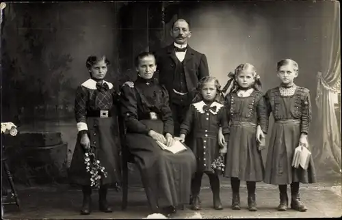 Foto Ak Homburg Saarpfalz, Familienportrait, Mann, Frau, Töchter