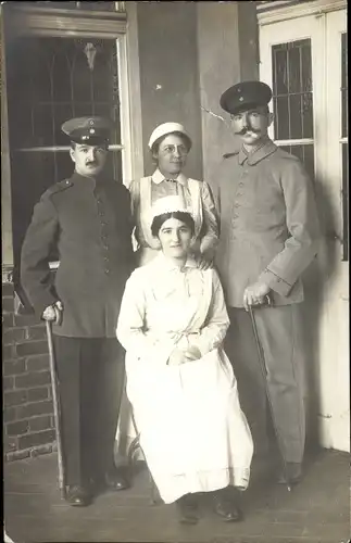 Foto Ak Deutsche Soldaten in Uniformen mit Gehstöcken, Krankenschwestern