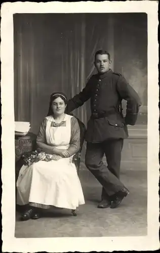 Foto Ak Deutscher Soldat in Uniform, Krankenschwester