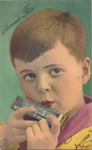 Künstler Ak Junge mit Mundharmonika