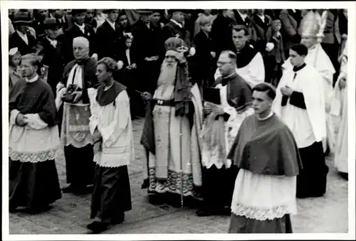 Foto Ak Religiöse Prozession, Geistliche, Zuschauer