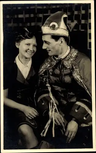 Foto Ak Frau und Mann im Kostüm, Karneval, Fasching