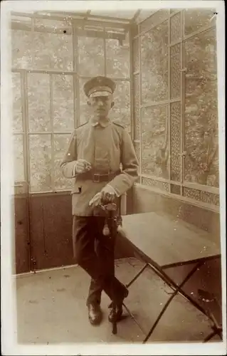 Foto Ak Dt. Soldat, Portrait, Uniform, Zigarre, Degen